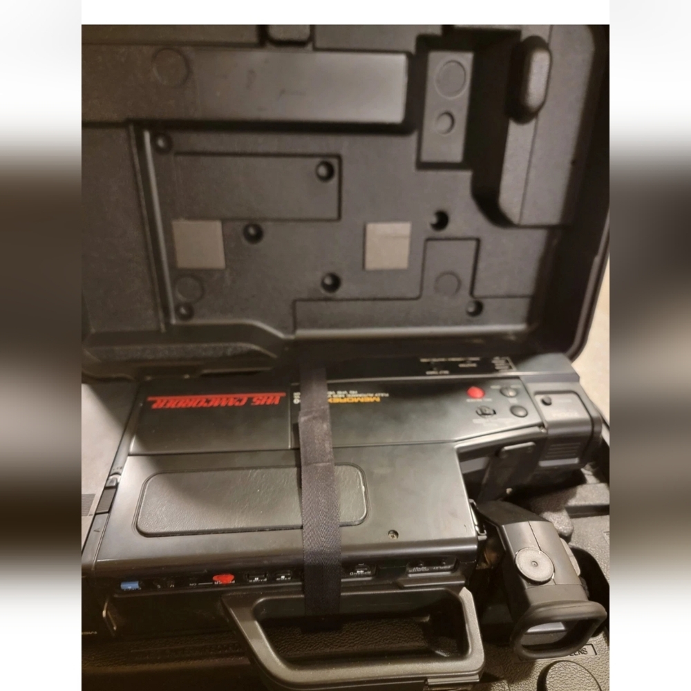 Memorex SM-1000 VHS Camcorder For Parts/Repair Powers On –Battery Charger & Case